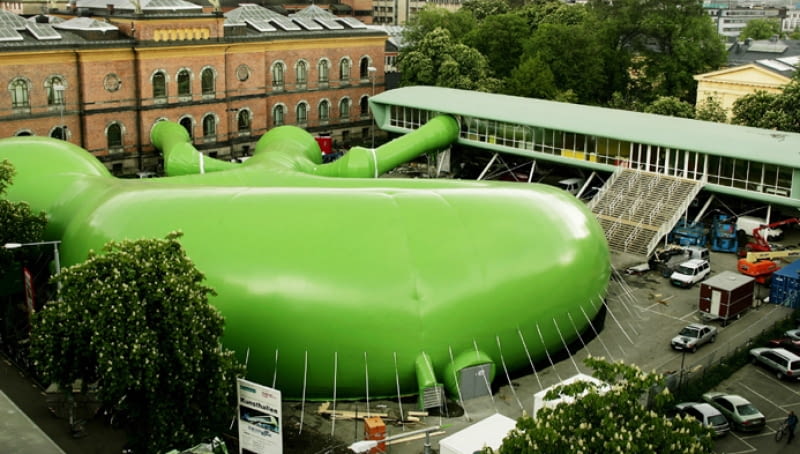 Wielka zielona żaba - nadmuchiwany łącznik między czterema budynkami muzealnymi w Oslo autorstwa MMW Studio blob, oslo