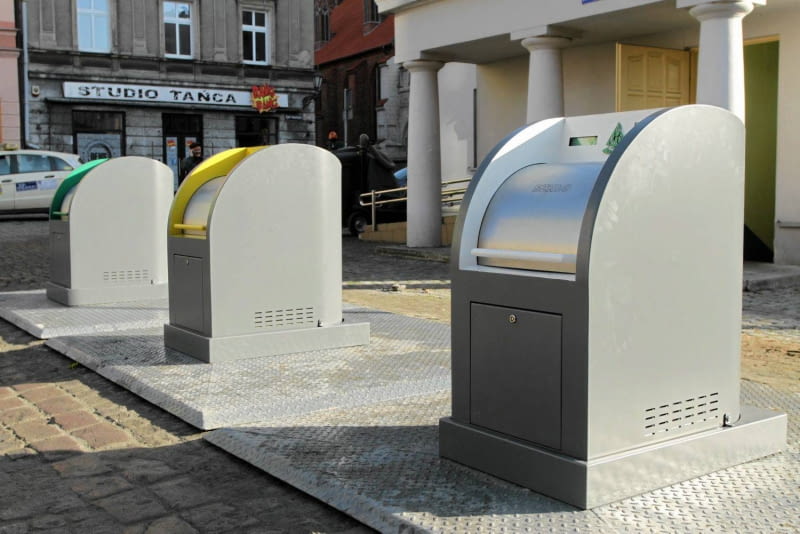 Podziemne pojemniki w Toruniu - w Opolu pojawią się podobne 05.11.2014 Torun . Ostatnie przygotowania przed oddaniem do uzytku podziemnych pojemnikow na odpady na Rynku Nowomiejskim w Toruniu . Fot. Wojciech Kardas / Agencja Gazeta DLOTO strony lokalne GW - Toruń SLOWA KLUCZOWE: podziemne smietniki podziemny smietnik kosz na smieci ZDJĘCIE DO WKŁADKI: DLOTO strony lokalne GW - Toruń