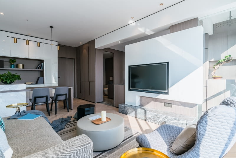 Przestronne mieszkanie z wanną w sypialni