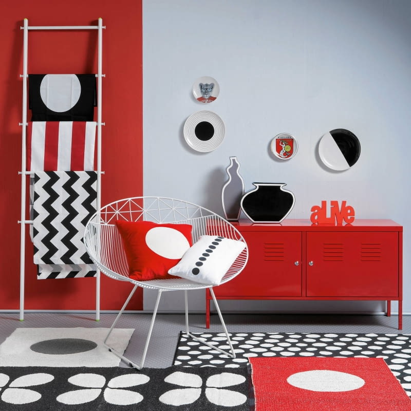MEBLE: komoda - 399 zł, wieszak-drabina - 69,99 zł, IKEA; fotel - 1299 zł, Scandinavian Living. POZOSTAŁE: wazon szary - 203 zł, Le Pukka; wazon czarny - 239 zł, Eurofirany; napis - 129 zł, BoConcept; talerz z lwem - 75 zł, Q Forma; talerz biało-czarny - 12,99 zł, IKEA; talerz z syrenką - 10 zł, talerz z czarnym kołem - 8 zł, targ staroci; poduszka czerwona - 399 zł, Scandinavian Living; poduszka w grochy - 129 zł, Cube; na drabinie (od góry): ściereczka - 65 zł, Scandinavian Living; poszewka w pasy - 34,90 zł, bieżnik w zygzaki - 36,90 zł, dekoria.pl; dywany z szarym i białym kołem - 299 zł/szt., dywan w kwiaty - 459 zł, Scandinavian Living; dywan w grochy - 89 zł, IKEA. NA ŚCIANIE: farby 'Ogniste flamenco' i 'Dryfujące kry' - 85 zł/5 l, Dulux. MEBLE: komoda - 399 zł, wieszak-drabina - 69,99 zł, IKEA; fotel - 1299 zł, Scandinavian Living. POZOSTAŁE: wazon szary - 203 zł, Le Pukka; wazon czarny - 239 zł, Eurofirany; napis - 129 zł, BoConcept; talerz z lwem - 75 zł, Q Forma; talerz biało-czarny - 12,99 zł, IKEA; talerz z syrenką - 10 zł, talerz z czarnym kołem - 8 zł, targ staroci; poduszka czerwona - 399 zł, Scandinavian Living; poduszka w grochy - 129 zł, Cube; na drabinie (od góry): ściereczka - 65 zł, Scandinavian Living; poszewka w pasy - 34,90 zł, bieżnik w zygzaki - 36,90 zł, dekoria.pl; dywany z szarym i białym kołem - 299 zł/szt., dywan w kwiaty - 459 zł, Scandinavian Living; dywan w grochy - 89 zł, IKEA. NA ŚCIANIE: farby 'Ogniste flamenco' i 'Dryfujące kry' - 85 zł/5 l, Dulux. 06.08.2015 Warszawa . Wnetrza , kolor i wzor , temat kolor czerwony , sesja dla : Cztery Katy , stylizacja Joanna Plachecka . Fot. Michal Mutor SLOWA KLUCZOWE: WNETRZA DEKORACJE