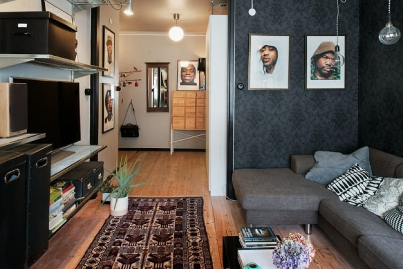 Mieszkanie znajduje się w Sztokhomie, w dzielnicy Kungsholmen. mieszkanie w męskim stylu, mieszkanie dla singla, mieszkanie w męskim charakterze, mieszkanie dla mężczyzny, ciemne kolory w mieszkaniu