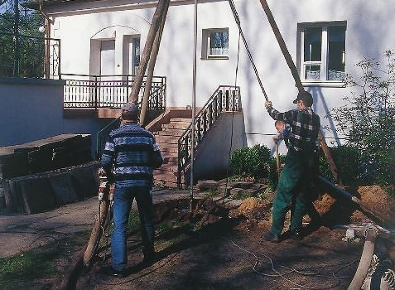 Ustawianie trójnogu do wiercenia nowej studni. Jej usytuowanie było kompromisem między wyborem właścicieli a wskazaniami doświadczonych studniarzy. Ustawianie trójnogu do wiercenia nowej studni. Jej usytuowanie było kompromisem między wyborem właścicieli a wskazaniami doświadczonych studniarzy.