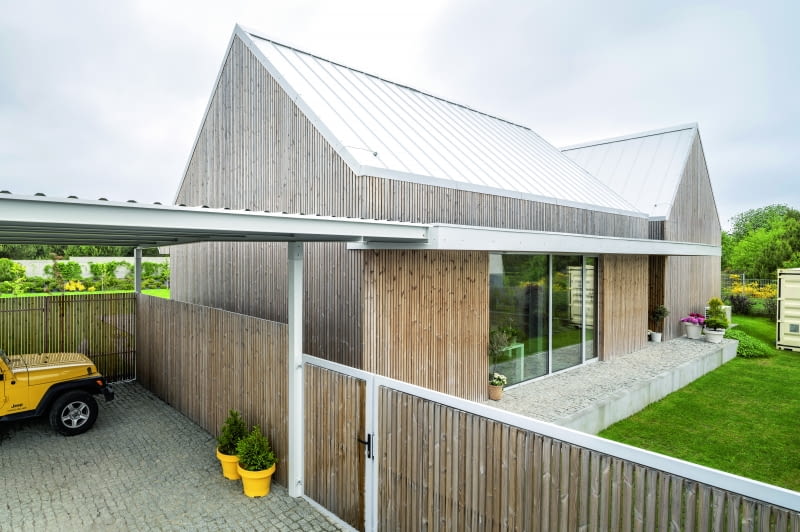 To dom kompletny, idealnie wkomponowany w nadmorski krajobraz