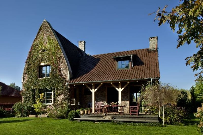 Bryła budynku nawiązuje swym kształtem do tradycji architektury normandzkiej. Wyższa część domu, z bardzo spiczastym dachem (pokrytym dachówką w kolorze brązowym), łączy się z niższą, bardziej klasyczną dom jednorodzinny