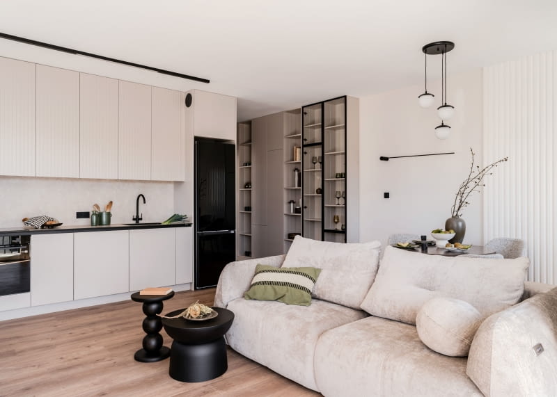 W wystroju dominuje paleta brązów, z jasnym kaszmirowym odcieniem na czele.