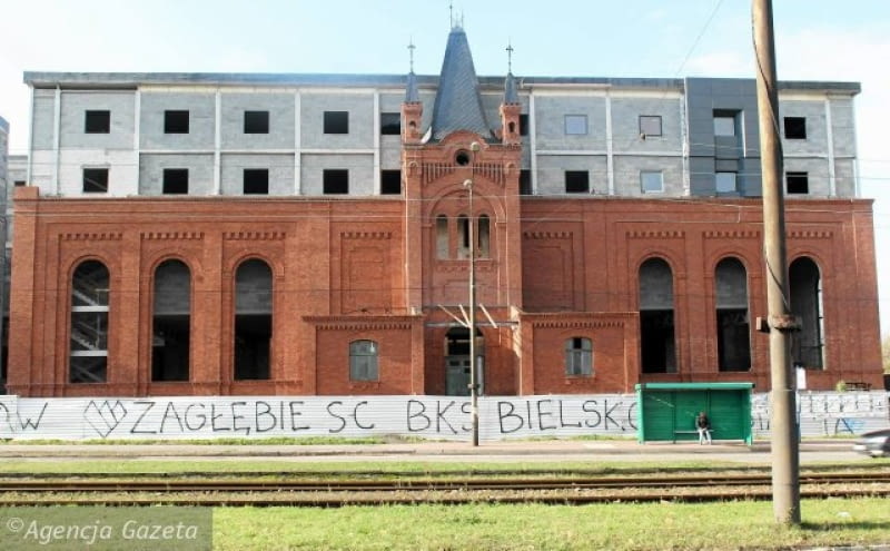 Na nadbudówce widać wzorzec elewacji hotelu Mercure, który będzie "wciśnięty" do starej części XIX-wiecznego kompleksu Na nadbudówce widać wzorzec elewacji hotelu Mercure, który będzie "wciśnięty" do starej części XIX-wiecznego kompleksu