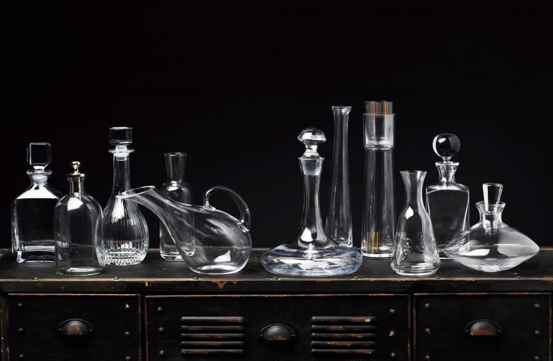 OD LEWEJ: 1. Do whisky, szkło, poj. 0,75 l, 345 zł, Villeroy & Boch 2. Do wina, szkło, poj. 0,75 l, 90 zł, House & More 3. Do wina, kryształ, poj. 0,75 l, 199 zł, BBHome 4. Do wody, szkło, poj. 0,3 l, 129,99 zł, Duka 5. Do wody, szkło, poj. 1,6 l, 69 zł, home&you 6. Do wina, szkło, poj. 0,75 l, 100 zł Malabelle 7. Do wody, szkło, poj. 0,6 l, 47 zł, szyszkowepole.pl 8. Do wody, szkło, poj. 1 l - 89 zł; szklanka-korek - 37 zł, Reset 9. Do wina/wody, szkło, poj. 0,75 l, 56 zł, szyszkowepole.pl 10. Do whisky, szkło, poj. 0,75 l, 94 zł, garneczki.pl 11. Do wina, szkło, poj. 0,5 l, 69 zł, home&you Komoda, metal, 141 x 48 cm, wys. 77 cm .1650 zł Malabelle 22.10.2014, Warszawa ,wnętrza , wzornictwo , temat karafki, sesja dla: Cztery Katy , stylizacja Beata Drzewosowska . Fot. Michal Mutor