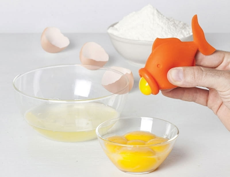Yolkfish - gadżet do oddzielania żółtka od białka; proj. Peleg Design gadżet, kuchenne gadżety, akcesoria