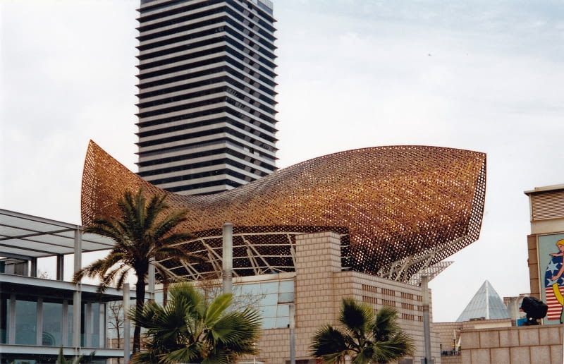 Architektura Barcelony - nowoczesne budynki, rzeźby i genialny Gaudi. Co warto zobaczyć? [PRZEWODNIK ARCHITEKTONICZNY]