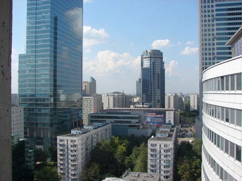 Z okien apartamentu będzie można dostrzec przemiany Warszawy: bloki mieszkalne z lat '60, współczesne, "szklane domy" i wkomponowaną zieleń podwórzy. Z okien apartamentu będzie można dostrzec przemiany Warszawy: bloki mieszkalne z lat '60, współczesne, "szklane domy" i wkomponowaną zieleń podwórzy.