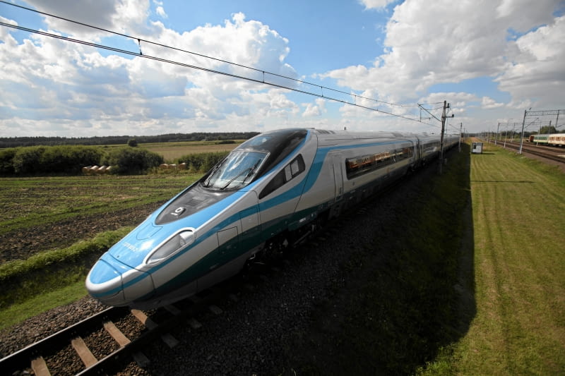 Pociąg Pendolino PKP Intercity 29.08.2013 Zmigrod . Pociag Pendolino - podczas prezentacji na torze doswiadczalnym . fot. Mieczyslaw Michalak / Agencja Gazeta