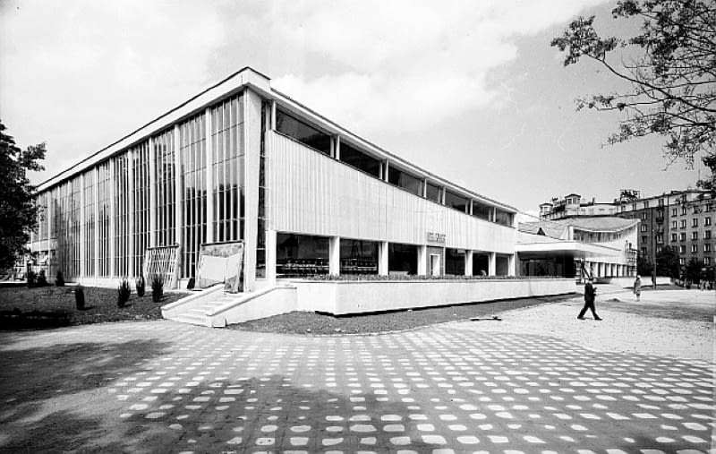 Supersam przy placu Unii Lubelskiej w Warszawie był jednym z najnowocześniejszych sklepów w Polsce, jego architekturą zachwycali się znawcy na całym świecie. Mimo licznych protestów został rozebrany w 2006 roku Supersam w Warszawie
