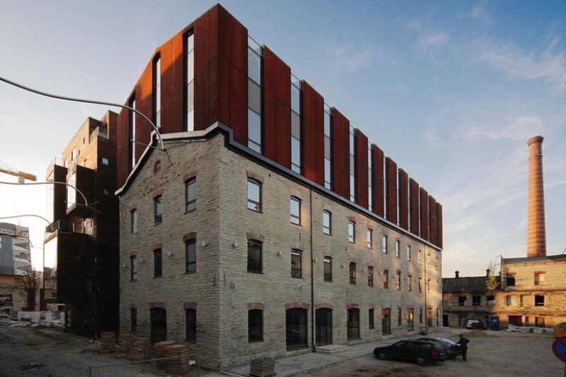 Stary budynek hali przemysłowej zmieniony w nowoczesny biurowiec - rewitalizacja w Tallinnie, HG Arhitektuur tallinn, estonia