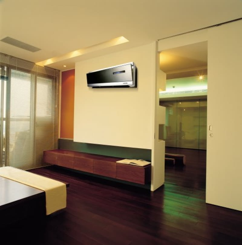 Klimatyzacja. Zapewnia pełny komfort nawet w największe upały, ale niestety jest to rozwiązanie stosunkowo drogie i kłopotliwe w montażu. Urządzenie składa się bowiem z dwóch połączonych ze sobą elementów: jeden jest montowany w pomieszczeniu, drugi na zewnątrz budynku. Trzeba też się liczyć z większymi wydatkami na prąd. Art Cool Mirror C09AHR, elegancki lustrzany panel, funkcja grzania, oczyszczacz powietrza, programator, pilot; moc chłodzenia 2,78 kW, 5.185 zł, LG