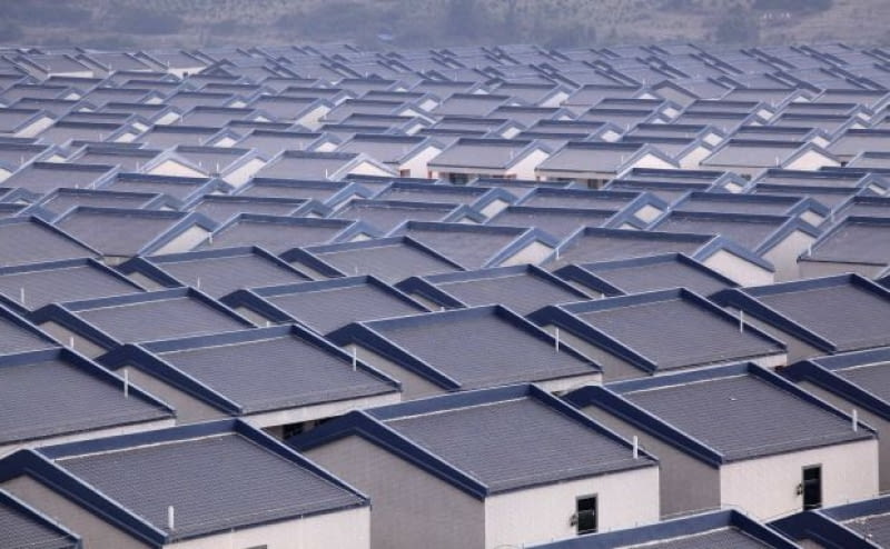 W wiosce Dadun w chińskiej prowincji Hainan powstało gigantyczne osiedle domów. Skala inwestycji jest niespotykana nigdzie indziej - osiedle ma wielkość centrum dużego miasta. A general view of newly built houses at Dadun village of Lingshui ethnic Li Autonomous County, Hainan province, January 18, 2013. Around 3,500 villagers started to move into 1,029 new houses, each of which measures 253 square meters and took two years to build, according to local reports. Picture taken January 18, 2013. REUTERS/Stringer (CHINA - Tags: SOCIETY BUSINESS CONSTRUCTION) CHINA OUT. NO COMMERCIAL OR EDITORIAL SALES IN CHINA