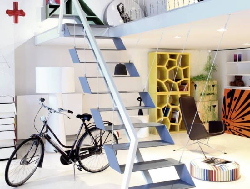 Architektura wnętrza. Hi-tech nie uznaje ścian dzielących domy i mieszkania na poszczególne pomieszczenia. Kuchnia, sypialnia, pokój dzienny są częścią otwartej przestrzeni, najwyżej bywają wydzielone przepierzeniami. 10.02.2008 WARSZAWA SESJA STYLE NA ZDJECIU WNETRZA STYLIZACJA KAROLINA SWIDERSKA DLA CZASOPISMA CZTERY KATY FOT. ARKADIUSZ SCICHOCKI / AGENCJA GAZETA