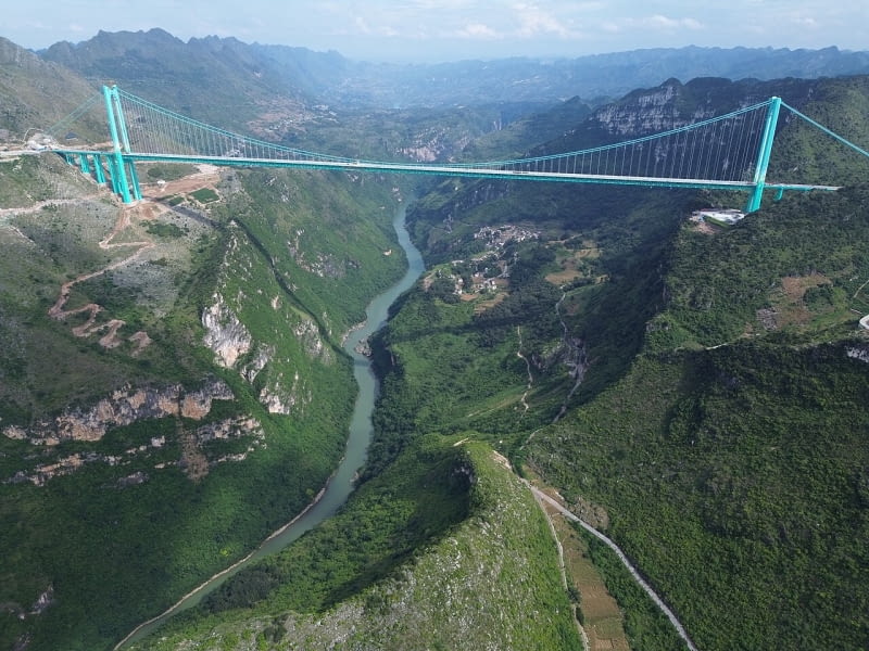 Most Huajiang Canyon - najwyższy most na świecie Most Huajiang Grand Canyon - najwyższy most na świecie