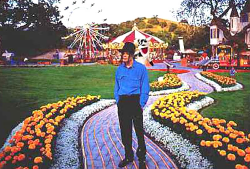 Michael Jackson sfotografowany w Neverlandzie makabryła, muzeum, dom jednorodziny, architektura, gwiazdy, kicz, usa, los angeles