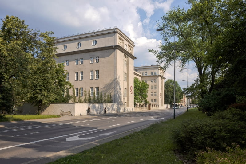 Dawne Semnarium Śląskie - zrewaloryzowana siedziba krakowskiej Filii im. ks. Józefa Tischnera Uniwersytetu SWPS Dawne Semnarium Śląskie - zrewaloryzowana siedziba krakowskiej Filii im. ks. Józefa Tischnera Uniwersytetu SWPS