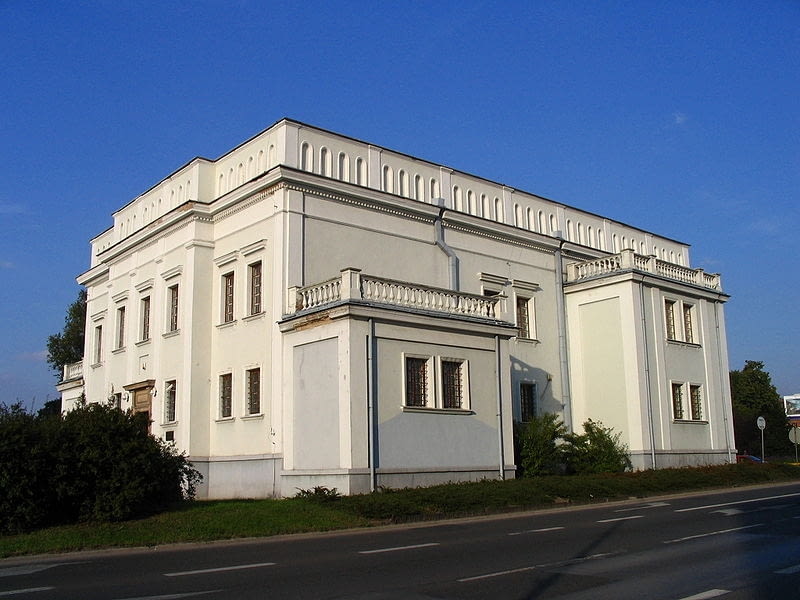 PAŹDZIERNIK. Peter Zumthor przebuduje kielecką synagogę. Jeden z najwybitniejszych współczesnych architektów po kilku miesiącach zastanowienia przyjął propozycję wykonania projektu przebudowy 100-letniej kieleckiej świątyni. Budynek za dwa lata stać się ma Centrum Spotkań Kultur i Religii. Obiekt od 70 lat nie służy już jako synagoga, a w niedługim czasie przestanie być siedzibą Archiwum Państwowego. Zumthor w 2009 roku odebrał Nagrodę Pritzkera w Buenos Aires. Architekt akceptuje wyłącznie te zlecenia, którym jest w stanie całkowicie się poświęcić, które może zrozumieć, przeniknąć, zinterpretować. podsumowanie, bryła