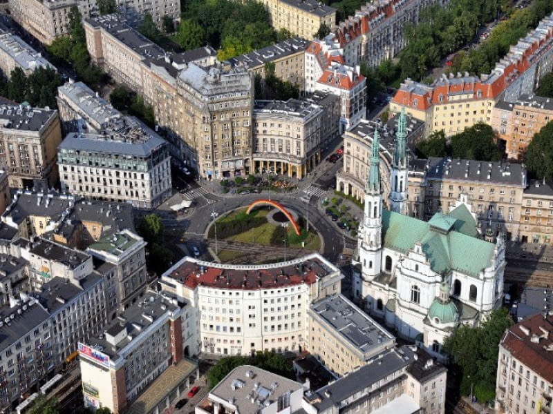 Warszawa to nie tylko wieżowce. Na zdjęciu plac Zbawiciela z promienistym układem ulic Warszawa z lotu ptaka/Facebook
