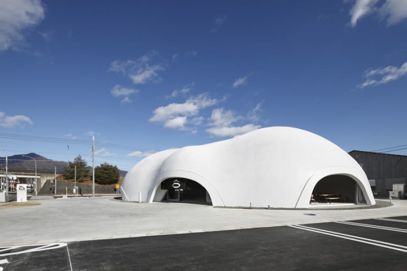 Restauracja u podnóża Fudżi. Obła kubatura budynku przywodzi na myśl bańkę mydlaną na chwilę przed pęknięciem blob, japonia, pawilon, restauracja, architektura organiczna