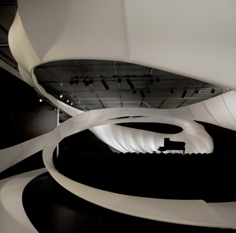 Biała wstążka, czyli hołd Zahy Hadid złożny muzyce Bacha. Tymczasowa aranżacja sali koncertowej na Manchester International Festival sala koncertowa, projekt, wielka brytania, manchester, zaha hadid, architektura organiczna, mała bryła