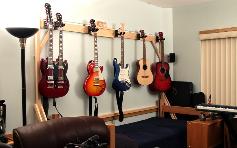 Kolekcja gitar Kolekcja gitar, wieszak na gitary, DIY, mieszkanie kolekcjonera