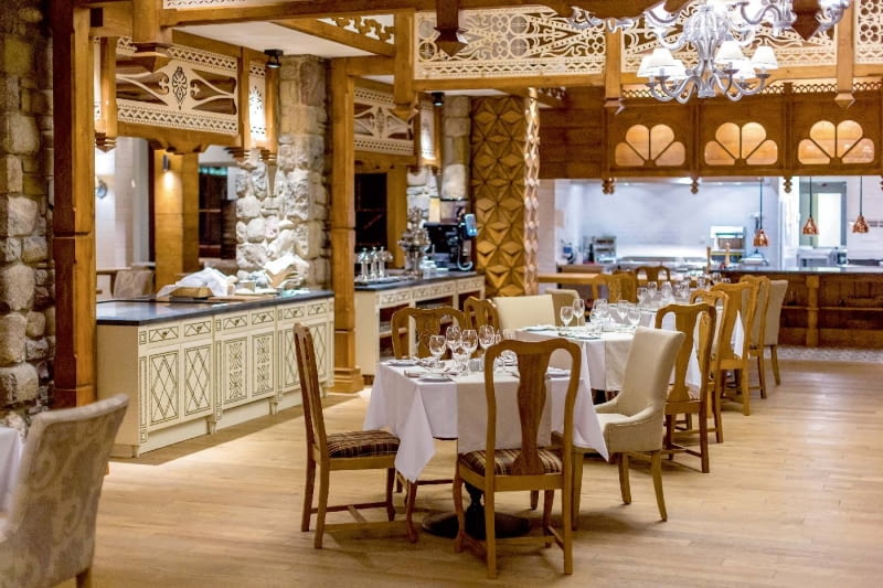 Część restauracyjna Kamienne filary pozostały z dawnego wnętrza Domu Turysty. Żyrandole wykonano na zamówienie. Największym atutem wnętrza są ażurowe dekoracje - wycinanki, w tradycyjne podhalańskie wzory. Część restauracyjna Kamienne filary pozostały z dawnego wnętrza Domu Turysty. Żyrandole wykonano na zamówienie. Największym atutem wnętrza są ażurowe dekoracje - wycinanki, w tradycyjne podhalańskie wzory.