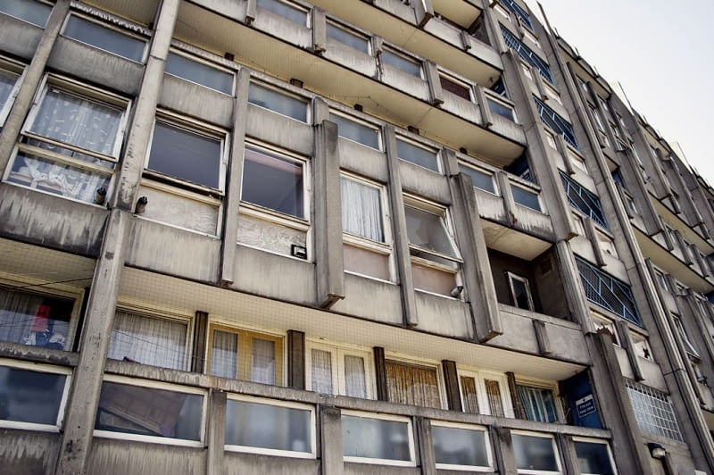 Osiedle Robin Hood Gardens w Londynie proj. Alison i Petera Smithsonów to doskonały przykład brutalizmu w architekturze brutalizm, osiedle, londyn, architektura, robin hood gardens