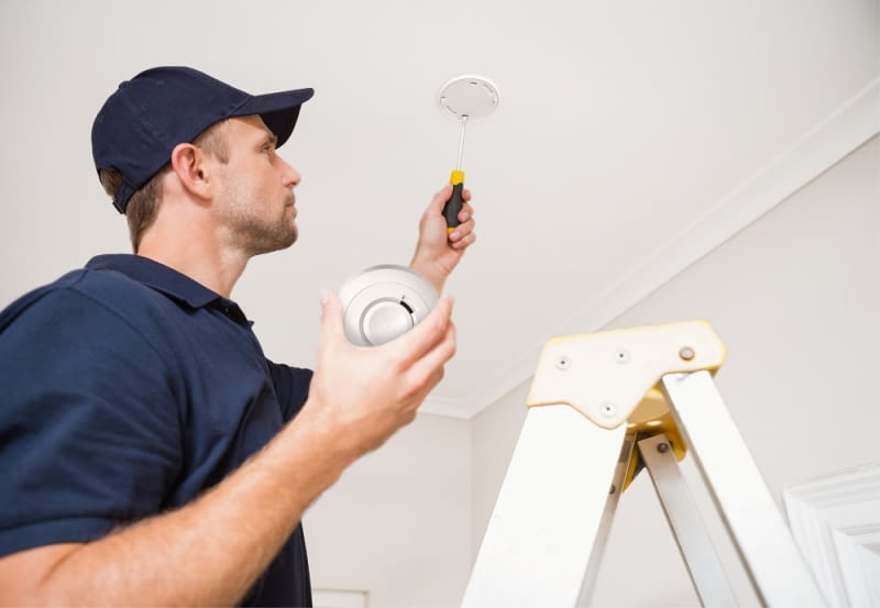 Montaz czujnika dymu na suficie