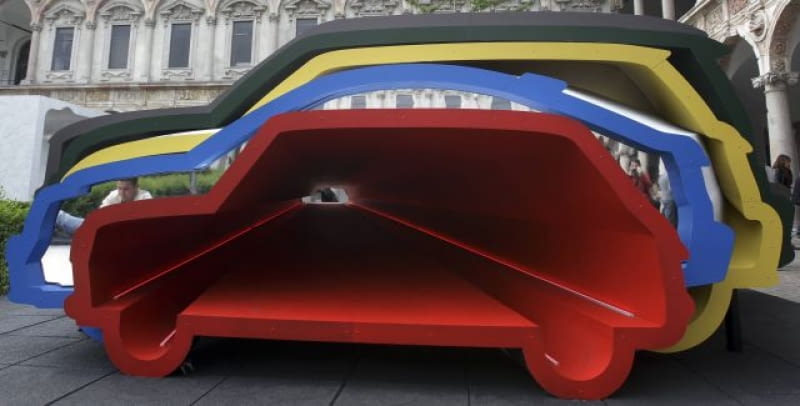 Na dziedzińcu uniwersyteckim stanęła także rzeźba zatytułowana "Mini Sintesi" autorstwa duńskiego projektanta Andersa Warminga. Na dziedzińcu uniwersyteckim stanęła także rzeźba zatytułowana "Mini Sintesi" autorstwa duńskiego projektanta Andersa Warminga.