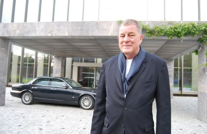 Tony Fretton pozuje na tle Ambasady Brytyjskiej w Warszawie Tony Fretton pozuje na tle Ambasady Brytyjskiej w Warszawie