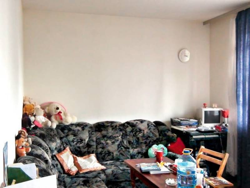 POKÓJ PRZED ZMIANĄ. Na rozkładanej narożnej kanapie spały razem mama i córka. Obok przy małym biurku Magda odrabiała lekcje. Stolik kawowy przy kanapie służył również jako stół jadalny. POKÓJ PRZED ZMIANĄ. Na rozkładanej narożnej kanapie spały razem mama i córka. Obok przy małym biurku Magda odrabiała lekcje. Stolik kawowy przy kanapie służył również jako stół jadalny.