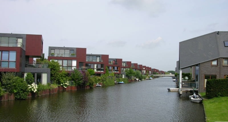 Apartamenty nad wodą nie muszą powstawać tylko w centrum miasta. Na zdjęciu nowa dzielnica mieszkaniowa w holenderskim Almere, fot. citypolska.com Apartamenty nad wodą nie muszą powstawać tylko w centrum miasta. Na zdjęciu nowa dzielnica mieszkaniowa w holenderskim Almere, fot. citypolska.com