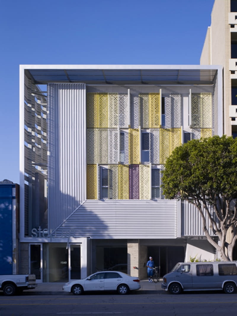 Step Up on 5th w Santa Monica w Kalifornii, czyli dom dla ludzi powracających na łono społeczeństwa. Projekt biura Pugh Scarpa otrzymał nagrodę w kategorii mieszkalnictwo specjalne w konkursie 2010 Housing Awards konkurs, fasada, usa, budynek
