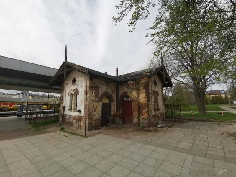 XIX-wieczny szalet przy dworcu PKP w Częstochowie w kwietniu 2026 roku. XIX-wieczny szalet przy dworcu PKP w Częstochowie w kwietniu 2026 roku.