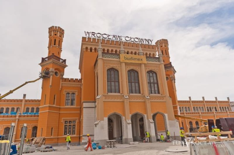 Elewacja budynku głównego została już praktycznie pomalowana. Dworzec Wrocław Główny