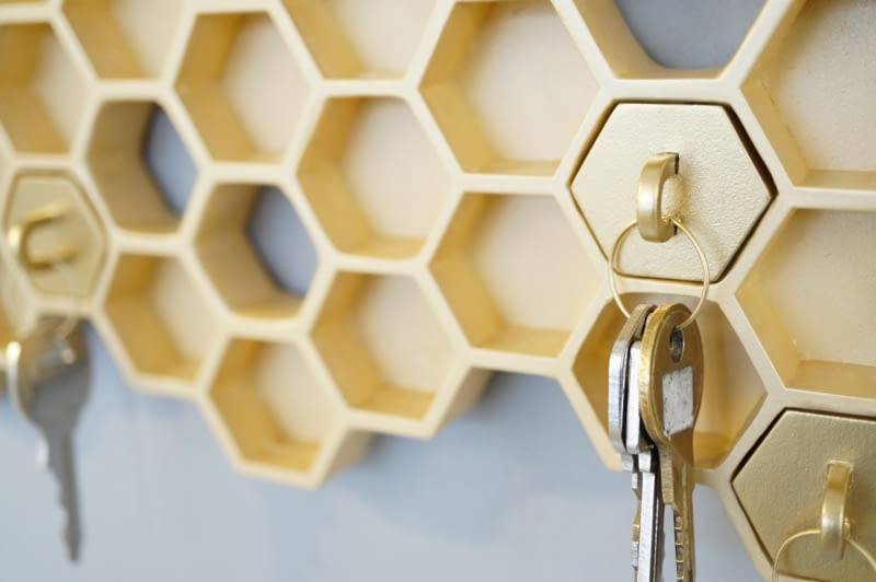 "Honey, I'm home" to oryginalna "szafka" do przechowywania kluczy. Gadżet zaprojektowali Luz Cabrera i Malorie Pangilinan. Piękny i praktyczny. plastry miodu, plaster miodu, design