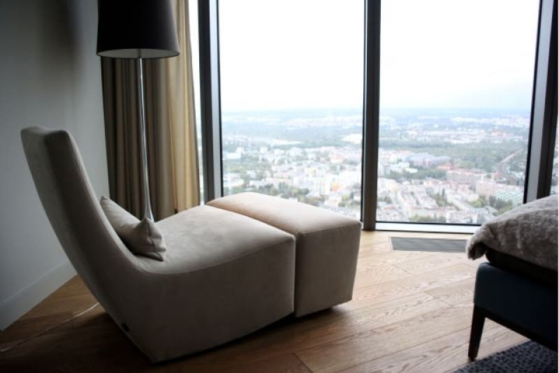 Fotel z widokiem na most Rędziński i stadion \23.09.2013 WROCLAW , Apartament pokazowy na 47 . pietrze Sky Tower .FOT . JOANNA DZIKOWSKA