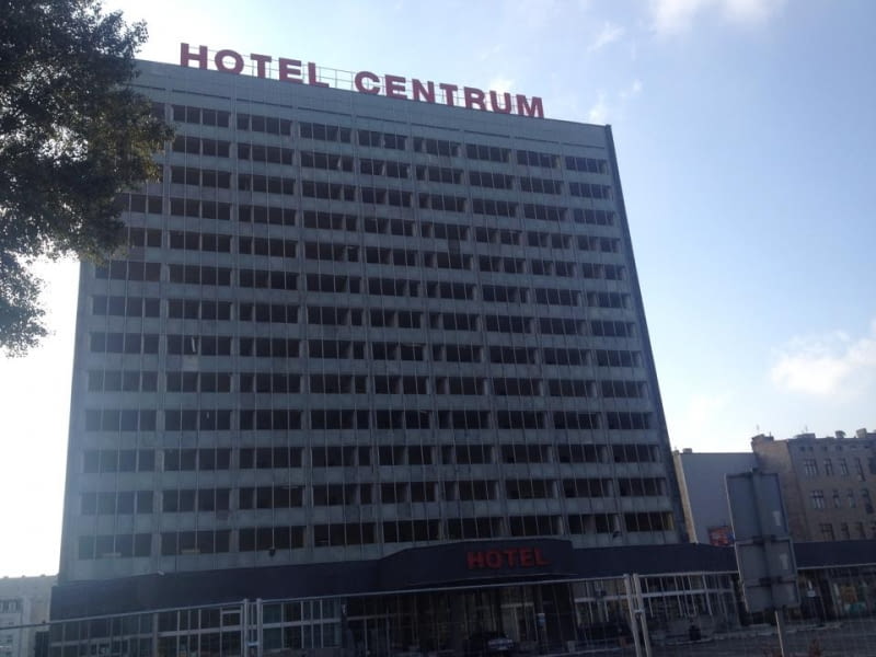 Hotel Centrum W Łodzi w trakcie rozbiórki. Zdjęcie z 25 września 2014 r. Hotel Centrum W Łodzi w trakcie rozbiórki