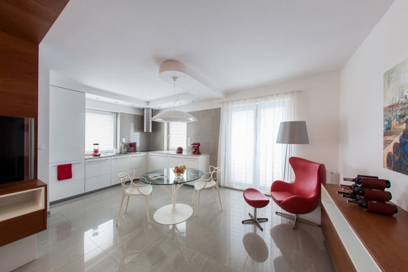 W salonie znajduje się kultowy fotel 'Egg' autorstwa Arne Jacobsena w ulubionym kolorze właścicielki - intensywnej czerwieni. W salonie znajduje się kultowy fotel 'Egg' autorstwa Arne Jacobsena w ulubionym kolorze właścicielki - intensywnej czerwieni.