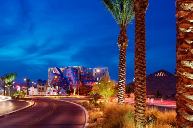 Lou Ruvo Center for Brain Health to spektakularne dzieło Franka Gehry`ego w Las Vegas, w którym będzie się leczyć choroby mózgu m.in. Parkinsona i Alzheimera las vegas, dekonstruktywizm, szpital, usa, frank gehry