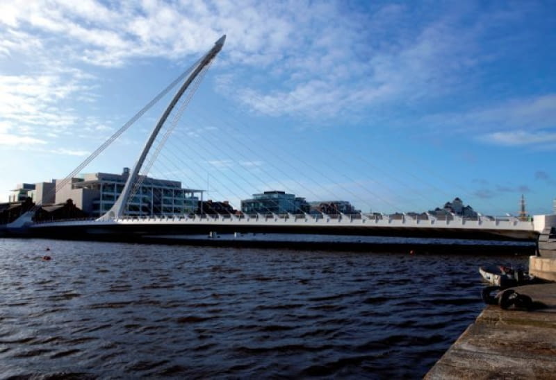 Most Samuel Beckett Bridge w Dublinie nad rzeką Liffey projektu Santiago Calatravy konstrukcja, santiago calatrava, dublin, irlandia, most