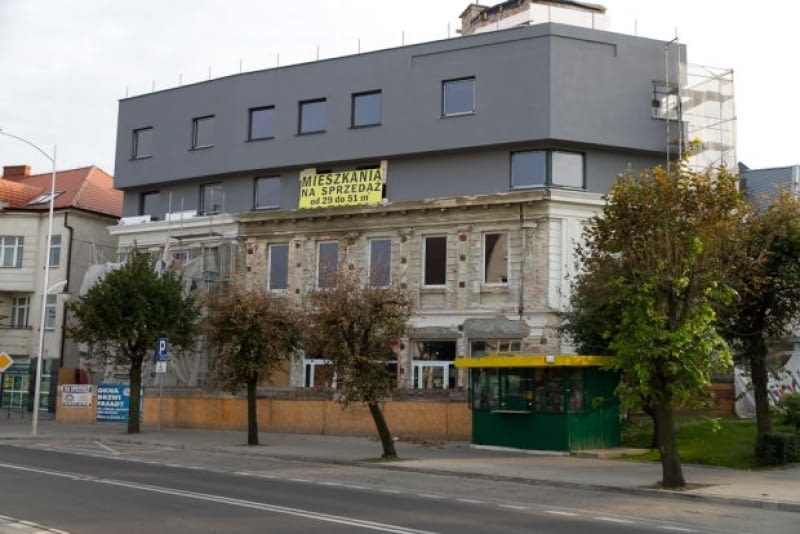 9. Nadbudowa secesyjnej kamienicy w Mławie to przykład wyjątkowo brutalnego niszczenia zabytków. Prezentujemy zdjęcia jeszcze z budowy, lato 2011. Nominację przesłał Robert Bierwiaczonek. Nadbudowa secesyjnej kamienicy w Mławie to przykład wyjątkowo brutalnego niszczenia zabytków. Prezentujemy zdjęcia jeszcze z budowy, lato 2011. Nominację przesłał Robert Bierwiaczonek.