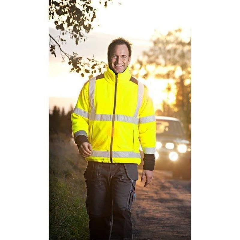 Polarowa kurtka ostrzegawcza. Rozgrzewający i miękki polar ostrzegawczy z odblaskami, które zapewniają lepszą widoczność w ciemności oraz podczas gorszej pogody. 2 przednie kieszenie. Ściągacze u dołu zapewniają lepsze dopasowanie. Klasa 3. Materiał: 100% polar poliestrowy. Kolor: Fluorescencyjna żółta/granatowa. Cena: 74,99 zł