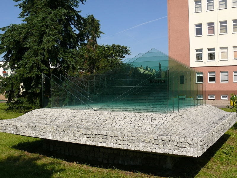 Jedenastościenna bryła geometryczna K-dron, wynalazek Polaka, Janusza Kapusty doczekał się pomnika, który odsłonięto 30 maja 2009 w Kole (woj. wielkopolskie) Jedenastościenna bryła geometryczna K-dron, wynalazek Polaka, Janusza Kapusty doczekał się pomnika, który odsłonięto 30 maja 2009 w Kole (woj. wielkopolskie)