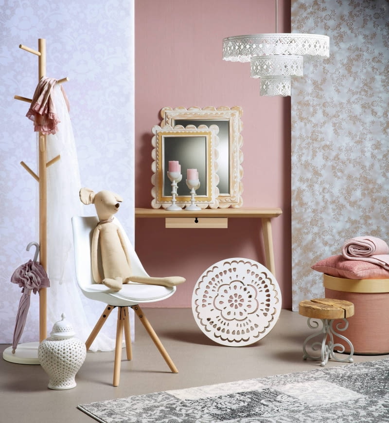 MEBLE: Biurko 499 zł, wieszak 199 zł IKEA . Krzesło 432 zł Le Pukka . Okrągły stolik (z 'koronkowym' blatem) 400 zł maszynakreacji.pl . Stołek (na metalowej podstawie) 395 zł Scandinavian Living . Puf z tacą 430 zł Another Design POZOSTAŁE: . Lustra w ramach 250 zł i 320 zł Warsztaty Warmińskie . Świeczniki 79,99 zł/3 szt., świece zapachowe 19,99 zł/3 szt. IKEA . Lampa sufitowa 2979 zł, zabawka 309 zł, parasolka 79 zł, koc 299 zł Scandinavian Living . Waza 390 zł Mint Grey . Poduszka 35 zł home&you . Dywan 169 zł e-dywan.com . Firanka (na wieszaku, użyto jej również jako szablonu do namalowania wzoru na ścianie po prawej) 29,99 zł/2 szt. IKEA NA ŚCIANIE: Farba z mieszalnika A6.07.70 45 zł/l Dulux . Fototapeta (po lewej) 163 zł/100 x 100 cm Dekornik 15,10,2015 Warszawa . Wnetrza , kolor i wzor , temat koronka i kolor rozowy , sesja dla magazynu Cztery Katy , stylizacja Joanna Plachecka . Fot. Michal Mutor SLOWA KLUCZOWE: WNETRZA DEKORACJE