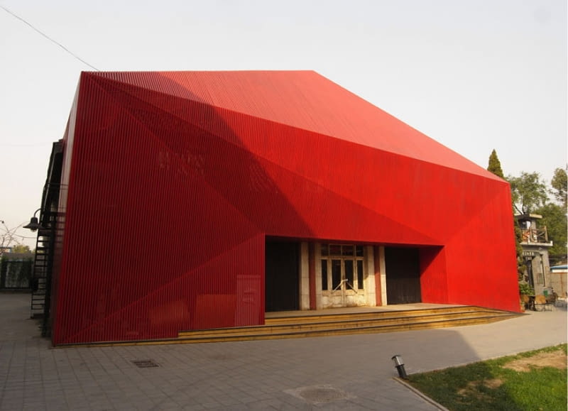Adaptacja starej fabryki w nowoczesną siedzibę teatru tańca. Autorami projektu przebudowy są architekci z pracowni Chiasmus Partners. pekin, teatr, adaptacja, chiny, chiasmus partners, realizacja, red diamond