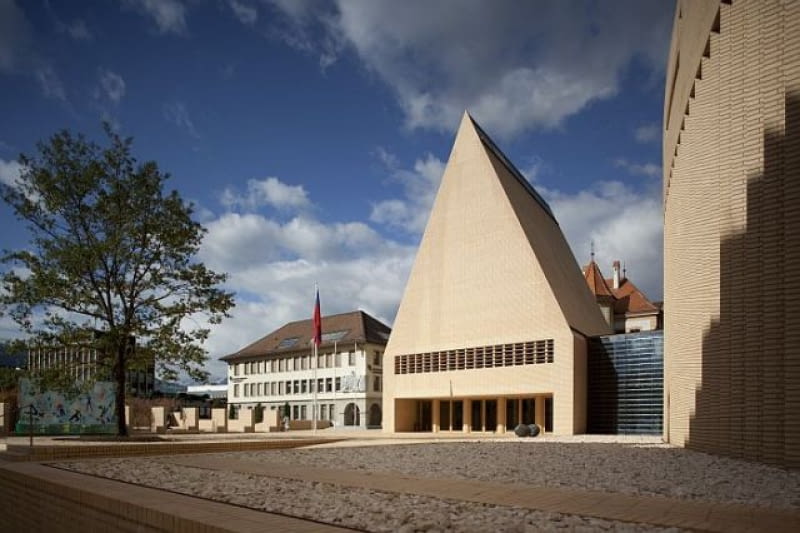 Miejsce pierwsze Budynek Forum Krajowego i Parlamentu Krajowego Księstwa Liechtenstein, w Liechtenstein, Architekt: Hansjörg Göritz Architekturstudio Wienerberger Brick Award 2010